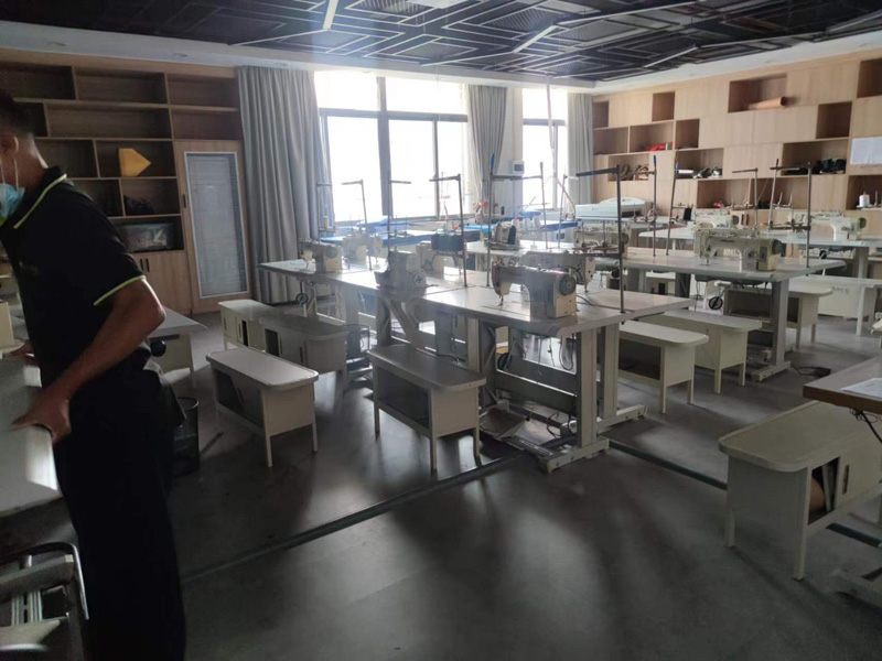 某學校內(nèi)部物資搬遷